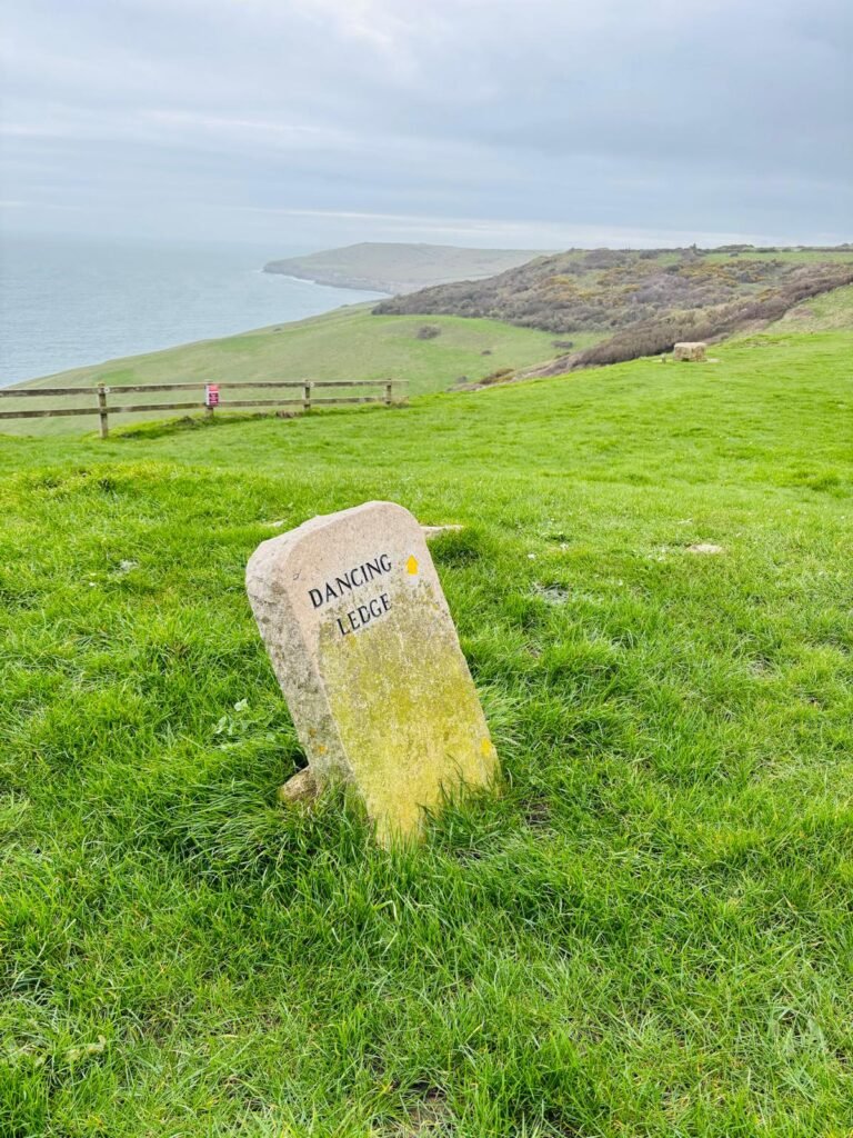 Guide stone on high ground pointing towards Dancing Ledge on the Dorset coast