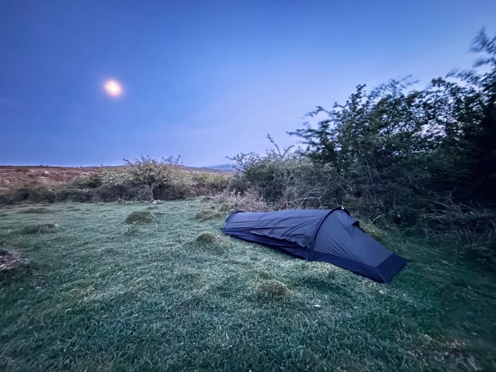 nortent skjul bivvy set up near cheddar gorge under moonlight